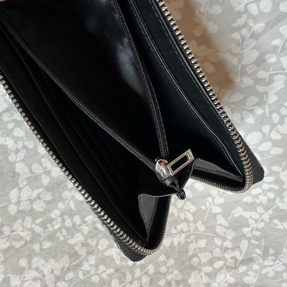 Woman’s Guess Embroidered Black Curran SLG Single Zip Around Clutch Wallet - Picture 4 of 7